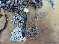 Varia, houten doosje, juwelen, kettingen, horloge enz... - afbeelding 3 van  6