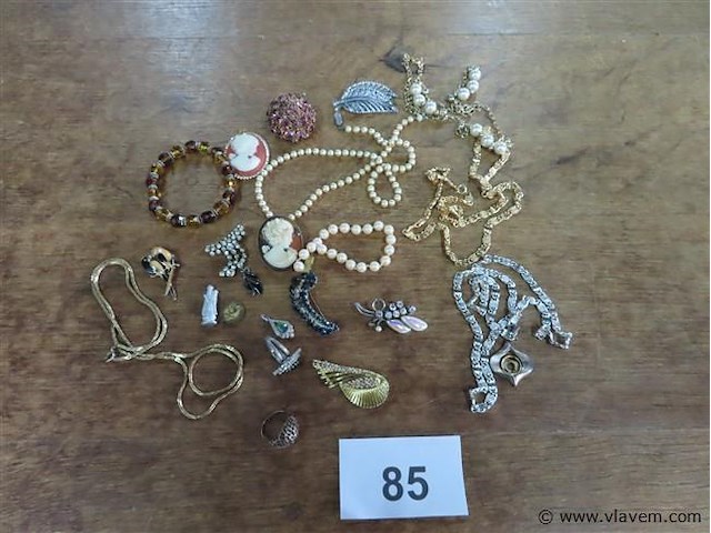 Varia juwelen, ringen, broches enz…. - afbeelding 1 van  5