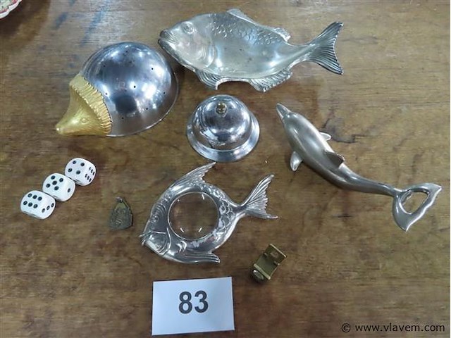 Varia oa vergrootglas, hotelbel, opendoender dolfijn enz… - afbeelding 1 van  3