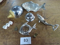 Varia oa vergrootglas, hotelbel, opendoender dolfijn enz… - afbeelding 1 van  3