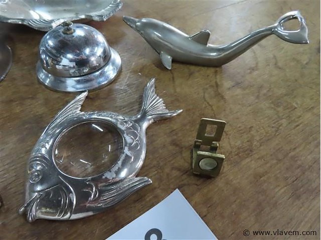 Varia oa vergrootglas, hotelbel, opendoender dolfijn enz… - afbeelding 2 van  3
