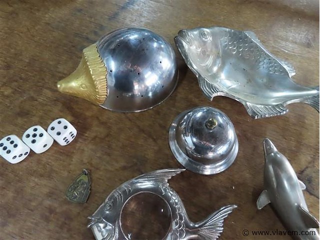 Varia oa vergrootglas, hotelbel, opendoender dolfijn enz… - afbeelding 3 van  3