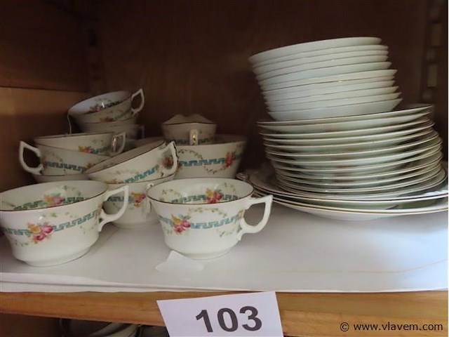 Varia servies en glaswerk in de kast - afbeelding 2 van  6
