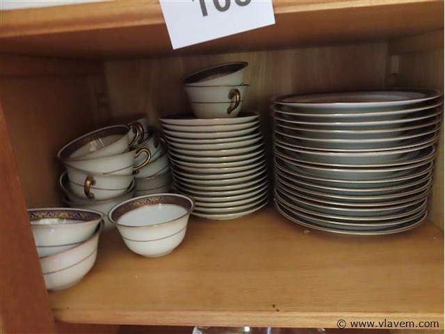 Varia servies en glaswerk in de kast - afbeelding 3 van  6