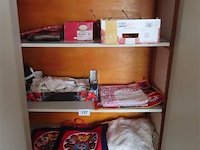 Varia textiel en diverse in de kast - afbeelding 1 van  4