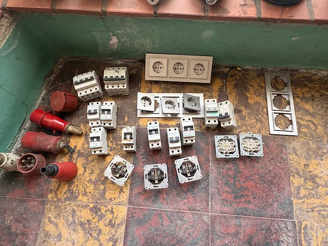 Various light equipment - afbeelding 2 van  6