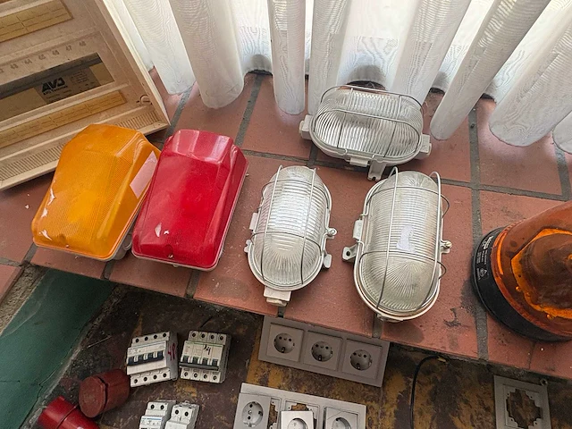 Various light equipment - afbeelding 4 van  6