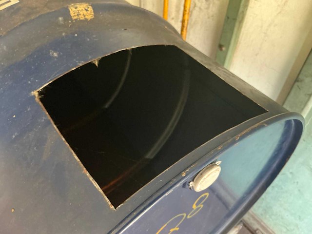 Vat met kraan en statief - afbeelding 4 van  5