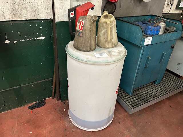 Vat met pomp inhoud en 2 kannen - afbeelding 1 van  4