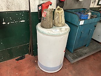 Vat met pomp inhoud en 2 kannen - afbeelding 1 van  4