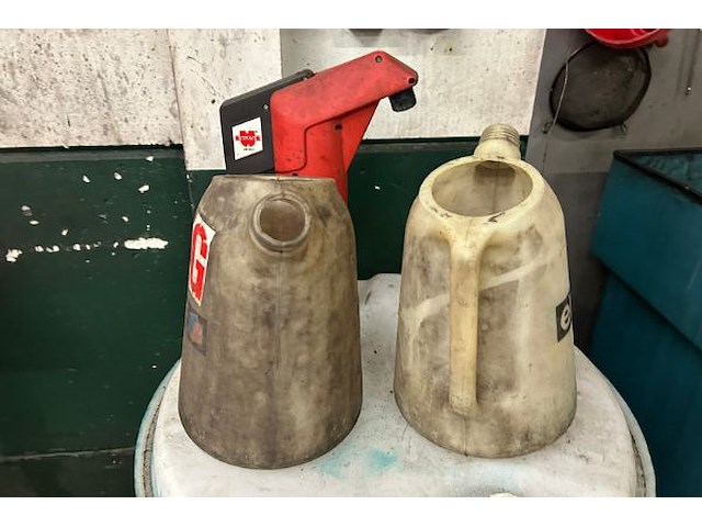Vat met pomp inhoud en 2 kannen - afbeelding 2 van  4