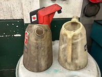 Vat met pomp inhoud en 2 kannen - afbeelding 2 van  4