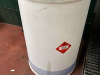 Vat met pomp inhoud en 2 kannen - afbeelding 3 van  4