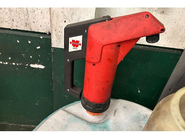 Vat met pomp inhoud en 2 kannen - afbeelding 4 van  4