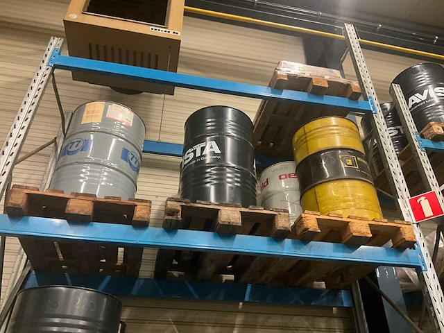 Vaten met diverse oliën (8x) - afbeelding 1 van  8