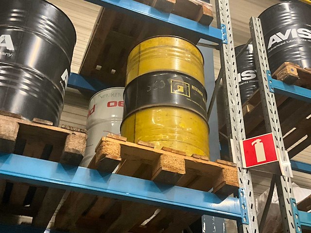 Vaten met diverse oliën (8x) - afbeelding 5 van  8