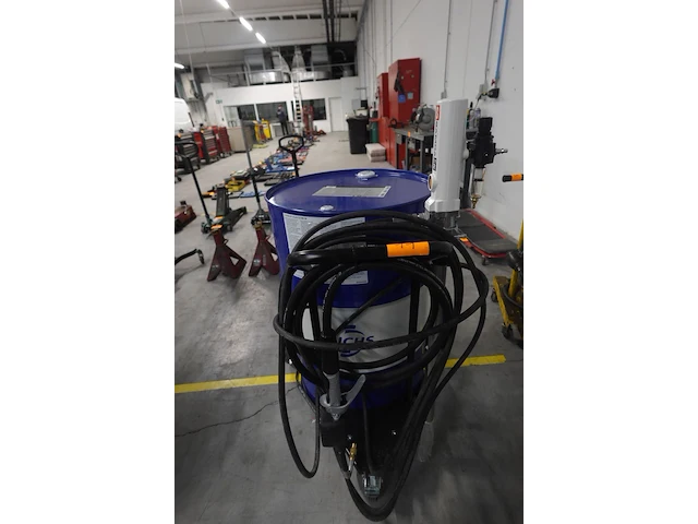Vatenkar met samoa pomp en vat olie 250l - afbeelding 2 van  7