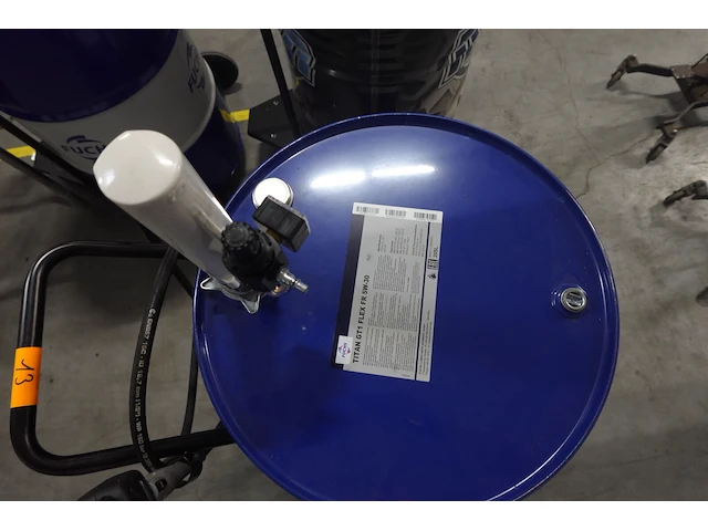 Vatenkar met samoa pomp en vat olie plm 250l - afbeelding 3 van  6