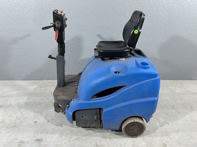 Veegmachine ip cleaning 712 et rider - afbeelding 1 van  7