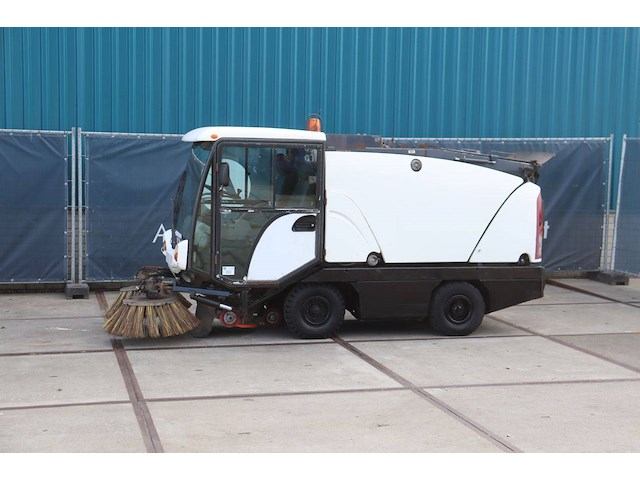 Veegmachine johnston compact diesel - afbeelding 1 van  1