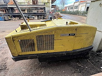 Veegmachine met dieselmotor - afbeelding 1 van  7