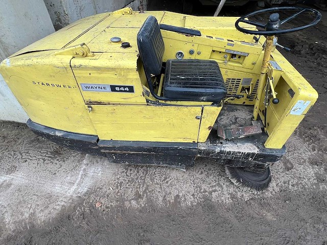 Veegmachine met dieselmotor - afbeelding 3 van  7