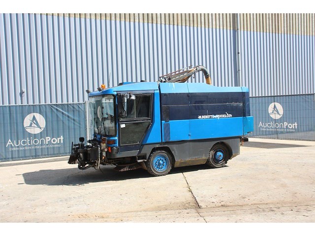 Veegmachine ravo 5002 si diesel 2000 - afbeelding 1 van  1