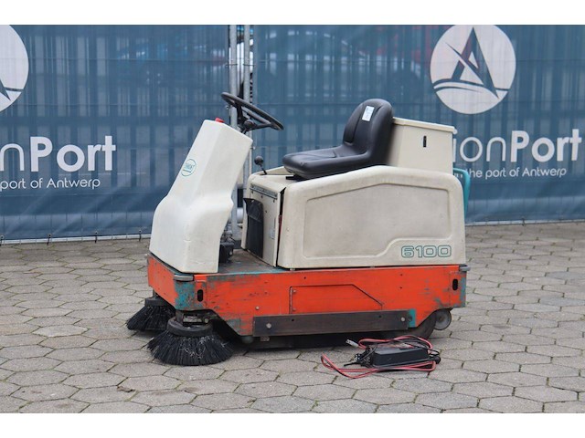Veegmachine tennant 6100 elektrisch 2017 - afbeelding 1 van  1