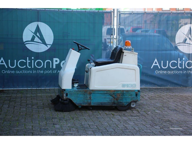 Veegmachine tennant 6100 elektrisch - afbeelding 1 van  1