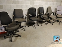 Veel bureaustoelen