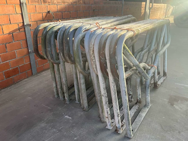 Veel gegalvaniseerde veebeperkingen, veel gegalvaniseerde runderen, cornlocks/fixeringshekken, andere landbouwmachines. - afbeelding 4 van  4