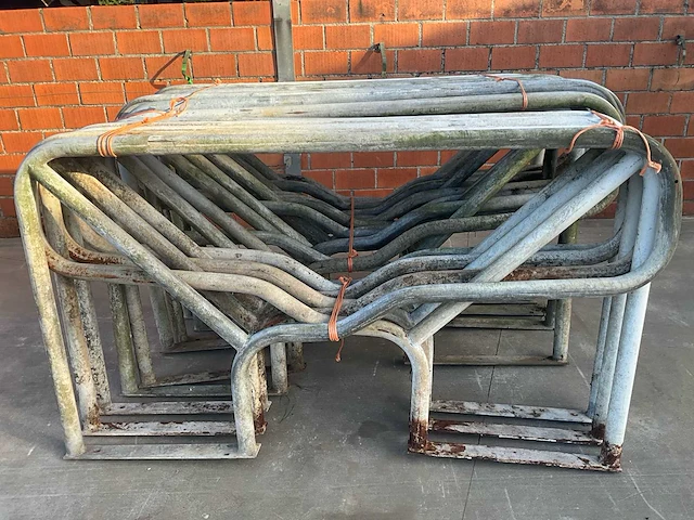 Veel gegalvaniseerde veebeperkingen, veel gegalvaniseerde runderen, cornlocks/fixeringshekken, andere landbouwmachines. - afbeelding 1 van  4