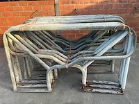 Veel gegalvaniseerde veebeperkingen, veel gegalvaniseerde runderen, cornlocks/fixeringshekken, andere landbouwmachines.
