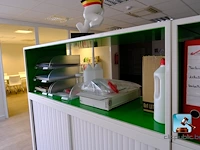 Veel kantoormeubilair en computerapparatuur - afbeelding 30 van  37