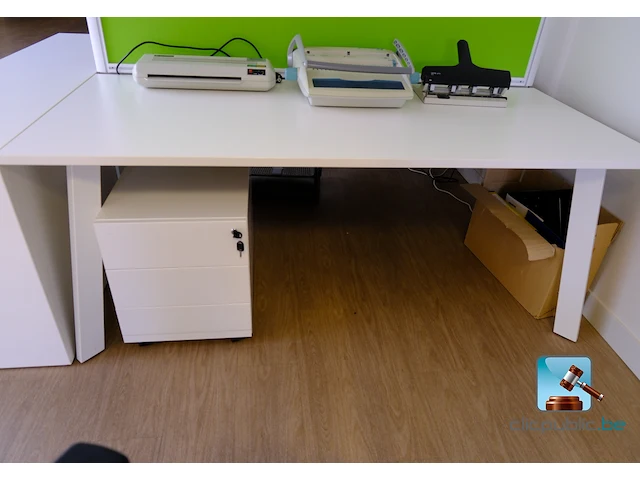 Veel kantoormeubilair en computerapparatuur - afbeelding 23 van  37