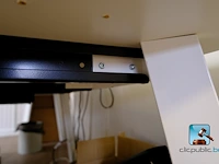 Veel kantoormeubilair en computerapparatuur - afbeelding 33 van  37