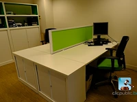 Veel kantoormeubilair en computerapparatuur