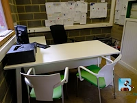 Veel kantoormeubilair en uitrusting
