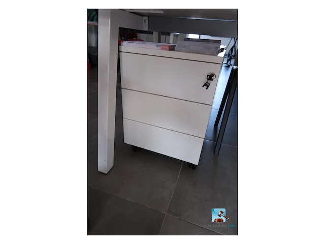 Veel kantoormeubilair en uitrusting - afbeelding 12 van  17