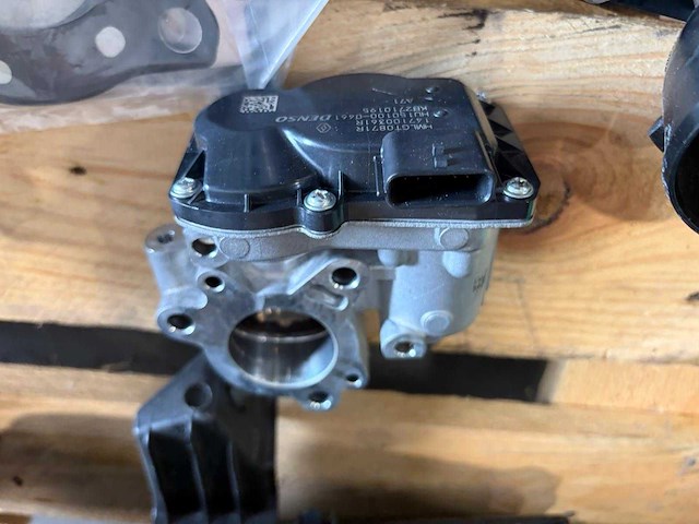 Veel nieuwe mechanische onderdelen van renault, toyota, stellantis en valeo turbo, intercoolers, starter, koppeling, motorafdichtingen, inlaatkasten, enzovoort. auto-onderdeel - afbeelding 11 van  11