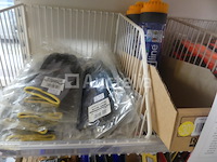 Veiligheidsbrillen, werkhandschoenen, knippers, enzovoort. - afbeelding 3 van  13