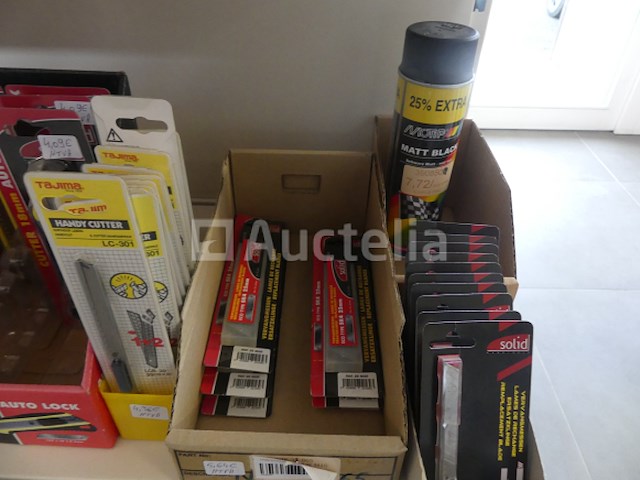 Veiligheidsbrillen, werkhandschoenen, knippers, enzovoort. - afbeelding 4 van  13