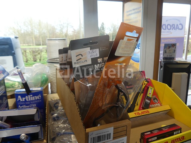 Veiligheidsbrillen, werkhandschoenen, knippers, enzovoort. - afbeelding 6 van  13