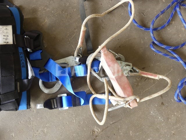 Veiligheidsharnas met accessoires - afbeelding 1 van  8