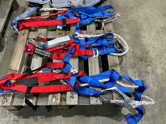 Veiligheidshelm en valbeveiliging (3x) - afbeelding 1 van  2