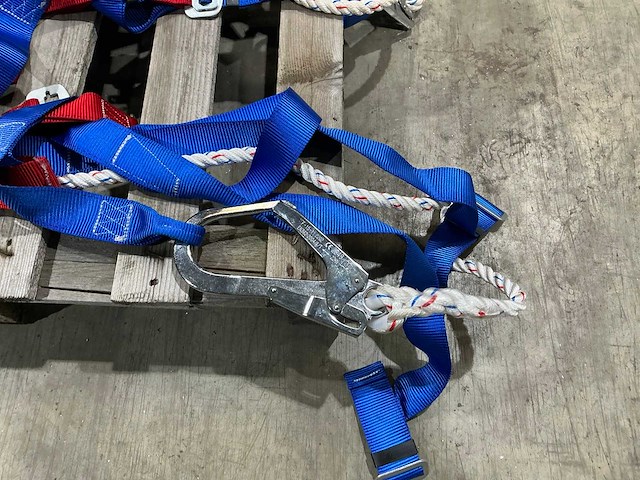 Veiligheidshelm en valbeveiliging (3x) - afbeelding 2 van  2