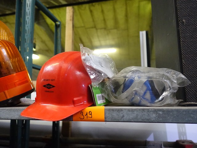 Veiligheidshelm, masker en veiligheidsbril - afbeelding 1 van  4
