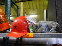 Veiligheidshelm, masker en veiligheidsbril - afbeelding 1 van  4