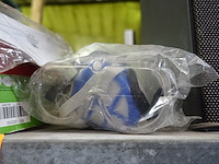 Veiligheidshelm, masker en veiligheidsbril - afbeelding 2 van  4