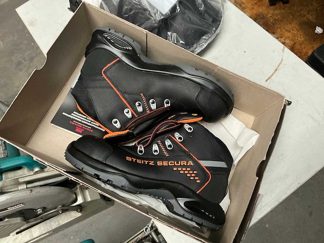 Veiligheidsschoenen en lashelm - afbeelding 2 van  6